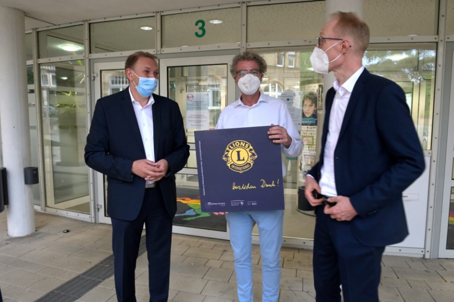 Bild Gutscheinübergabe an den Verwaltungsdirektor des Klinikums Herford durch die Lionsfreunde Henning Juhl und P Christian Maas